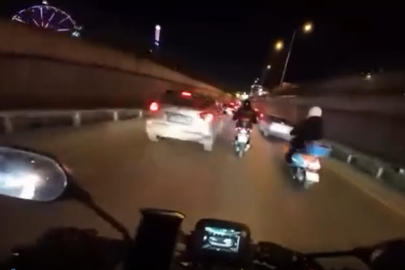Bursa’da araçların arasında sıkışan motosikletliye motosiklet çarptı
