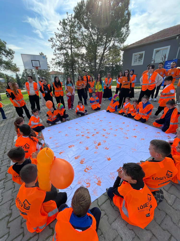 Bursa’da üniversiteli gençlerden lösemili çocuklara umut dokunuşu - Bursa Hayat Gazetesi-3