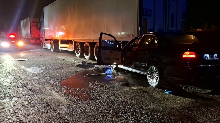 Bursa’da otomobil tıra çarptı: 1 ağır yaralı!-Bursa Hayat Gazetesi-2