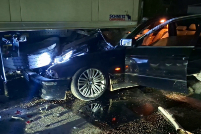 Bursa’da otomobil tıra çarptı: 1 ağır yaralı!