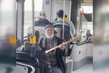 İETT otobüsünde türkü molası: Yolcular hem şaşırdı hem keyif aldı