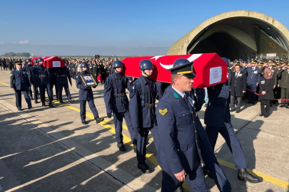 Sis nedeniyle rötar yapan uçak şehitlerimizi Bursa’ya getirdi