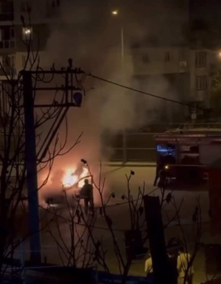 Bursa’da gece yarısı yangın paniği! Araç alev alev yandı -Bursa Hayat-3