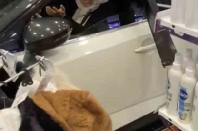 Direksiyon hakimiyetini kaybeden sürücü dükkana daldı!