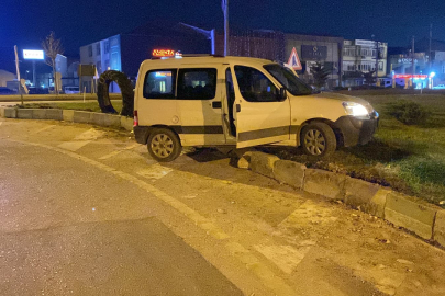 İnegöl’de ehliyetsiz sürücü polis kovalamacasında kaza yaptı