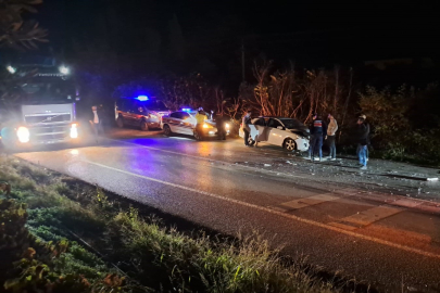 Bursa’da rulo saç yüklü TIR ve otomobille çarpıştı