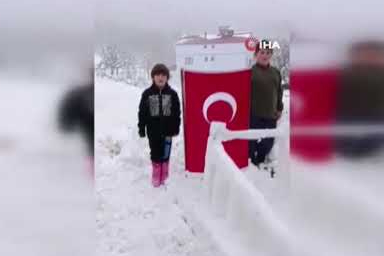 Şehitleri anmak amacıyla kardan ‘15 Temmuz Şehitler Köprüsü' yaptılar