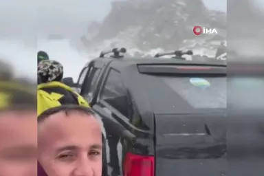 Ağrı Dağı’nda kar yağışına rağmen 27 dağcı tırmanışa geçti