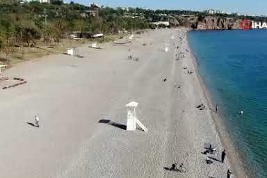 Türkiye’de karla mücadele başlarken, Antalya’da deniz mevsimi devam ediyor