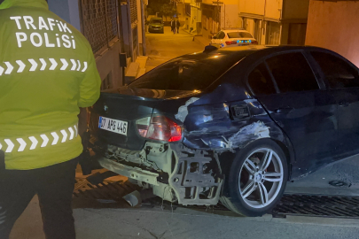 Bursa sokaklarında tehlikeli kovalamaca! 3 araca çarpıp duvara girdi