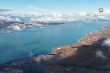 Karla kaplı dağ ve eteğindeki göl, kartpostallık görüntüler oluşturdu