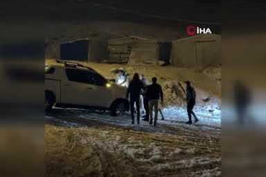 Yüksekova'da yollar piste döndü: Sürücülerin yokuşla imtihanı kameraya yansıdı