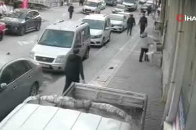 Esenyurt'ta düşen cüzdanı çaldı, sosyal medyada görünce iade etti