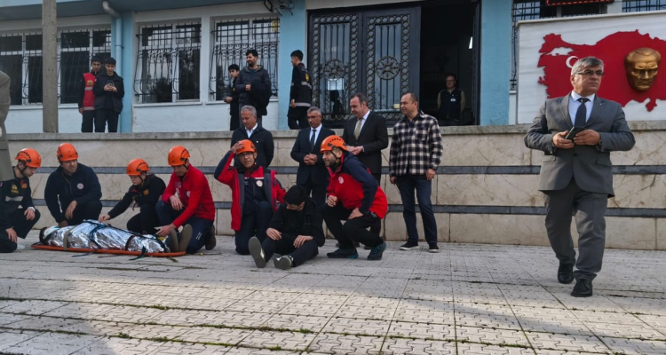 Bursa’da deprem tatbikatıyla öğrencilere uygulamalı eğitim fırsatı - Bursa Hayat Gazetesi-3