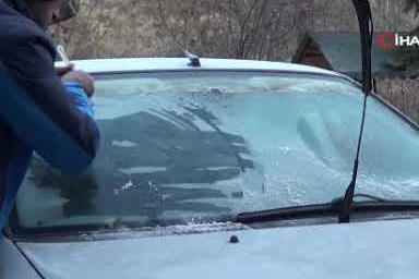 Kars eksi 13'ü gördü: Araç camları buz tuttu