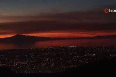 Van'da büyüleyici günbatımı: Gökyüzü kızıla boyandı, kartpostallık manzaralar ortaya çıktı