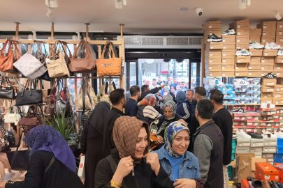 Bursa’da 10 liraya ayakkabı, çanta, kıyafet! Duyan mağazaya koştu
