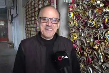 Müşteri ne içtiğini bilsin diye 18 yıldır demleyip sattığı çayların boş paketlerini sergiliyor