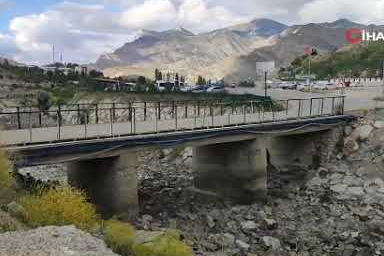 Tortum Şelalesi girişindeki köprü tehlike saçıyor