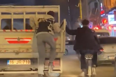 İnegöl’de kamyonet arkasında tehlikeli gösteri kamerada