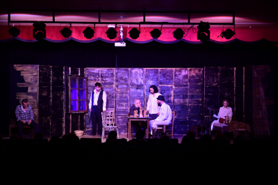 Osmangazi’de ‘Duvarların Ötesi’ oyunu izleyicilerini büyüledi