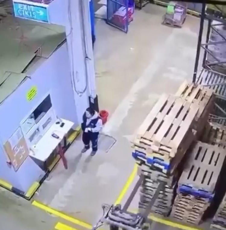 Bursa’da kıl payı kurtuluş: Tonlarca palet üzerine devriliyordu!-Bursa Hayat Gazetesi-3