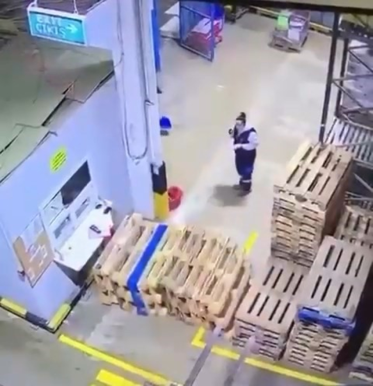 Bursa’da kıl payı kurtuluş: Tonlarca palet üzerine devriliyordu!-Bursa Hayat Gazetesi-2