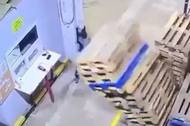 Bursa’da kıl payı kurtuluş: Tonlarca palet üzerine devriliyordu!