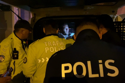 Polis ‘dur’ dedi, o kaçtı: Ehliyetsiz ve alkollü sürücü yakalandı