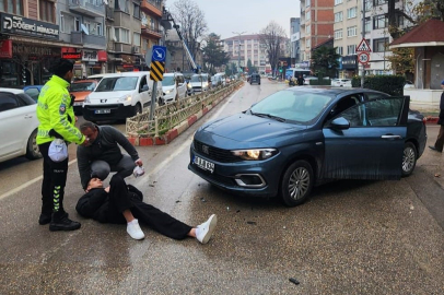 Bursa'da motosiklet ara sokaktan çıkan otomobille çarpıştı