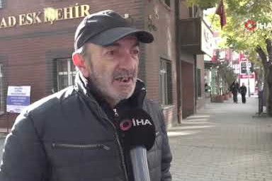 Cami kapısını yumruklayan şahsın saldırı anları güvenlik kamerasında