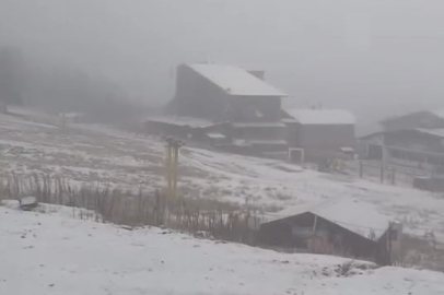 Uludağ’da kar yağışı başladı: Yüksek kesimler beyaz örtüyle kaplandı!