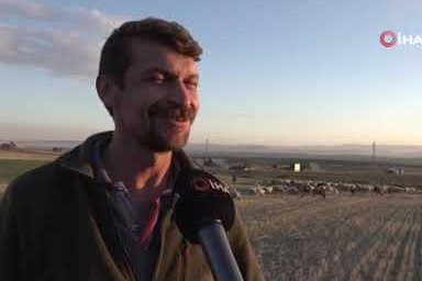 9 yaşında kırsalda hayvanlarla büyüyor