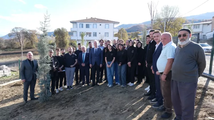 Bursa İnegöl'de gençler 32 fidanı toprakla buluşturdu - Bursa Hayat Gazetesi-3