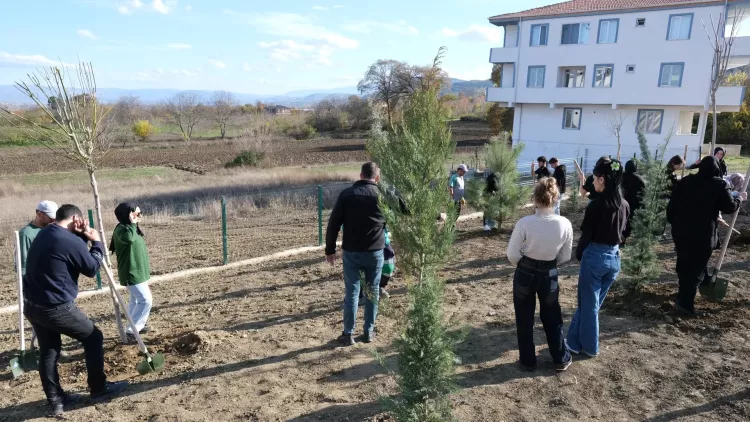 Bursa İnegöl'de gençler 32 fidanı toprakla buluşturdu - Bursa Hayat Gazetesi-2