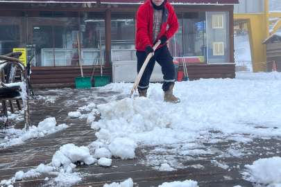 Kış turizminin merkezi Uludağ'da yoğun kar yağışı başladı
