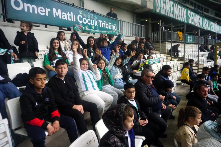 Osmangazi Belediyesi’nden çocuklara tribün sürprizi - Bursa Hayat Gazetesi-2