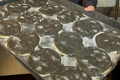 Bursa'nın tescilli tahinli pidesi artık siyah tahinli!