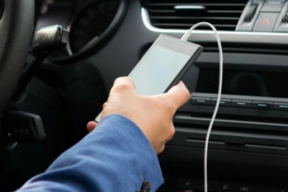 Arabada telefon şarj eden herkes dikkat! Uzmanlardan kritik uyarı