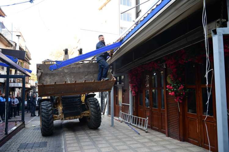 Arap Şükrü Sokağı’ndaki kaçak eklentiler kaldırıldı - Bursa Hayat Gazetesi-2