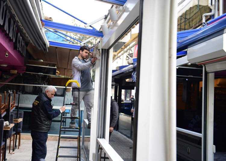 Arap Şükrü Sokağı’ndaki kaçak eklentiler kaldırıldı - Bursa Hayat Gazetesi-4