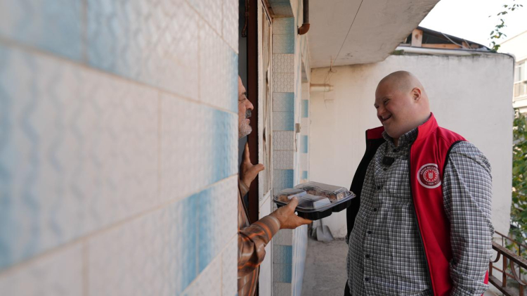  Bursa’da Dünya Engelliler Günü’nde Mesut’un yüzleri güldüren yardımı - Bursa Hayat Gazetesi-2