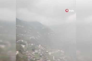 Doğu Karadeniz’de şimşekler cep telefonlarına yansıdı