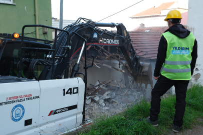 Yıldırım Belediyesi metruk binaların yıkımına devam ediyor