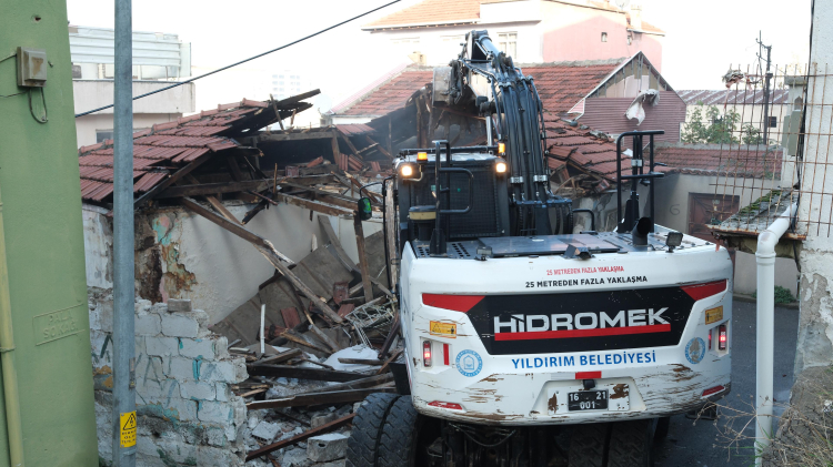 Yıldırım Belediyesi metruk binaların yıkımına devam ediyor - Bursa Hayat Gazetesi-2