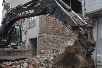 Gemlik’te metruk bina yıkımları hız kesmeden sürüyor