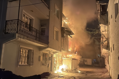 Bursa’da yangın paniği! 3 katlı binada başladı yandaki eve sıçradı