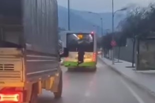 Bursa trafiğinde akılalmaz tehlikeli yolculuk kamerada!