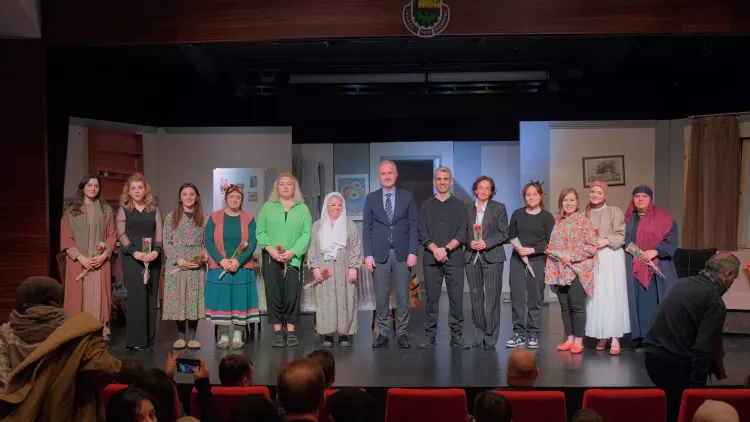 İnegöl’de tiyatro keyfi! Kadın Sığınağı oyunu beğeni topladı -Bursa Hayat-2