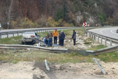 Bursa İnegöl’de feci kaza! Araç bariyerlere çarpıp...
